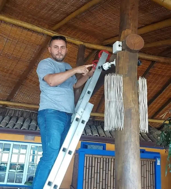 Jociel instalando câmera em quiosque