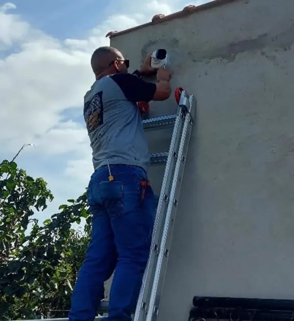 Ajuste de câmera em parede externa
